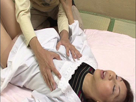 働く熟年おばさんパート先で我慢できずに若いチ○ポを貪りまくる！　サンプル画像17